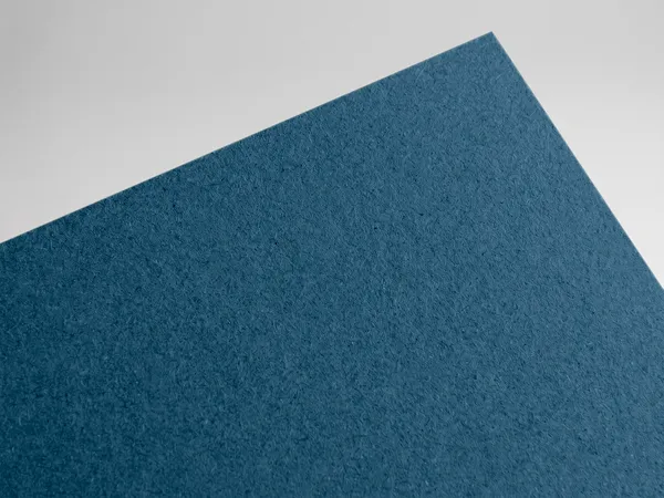 Gmund Les Naturals Saphir paper swatch: Saphir, Rough, toothy recycled board with natural multicoloured inclusions