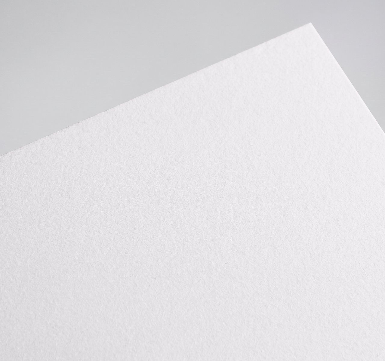 Gmund Bio Cycle Rag Baumwolle, Rag Baumwolle, Natural uncoated, each with its own feel: visible straw or grass particles, soft cotton rag, fine laid-like lines on Cannabis paper swatch