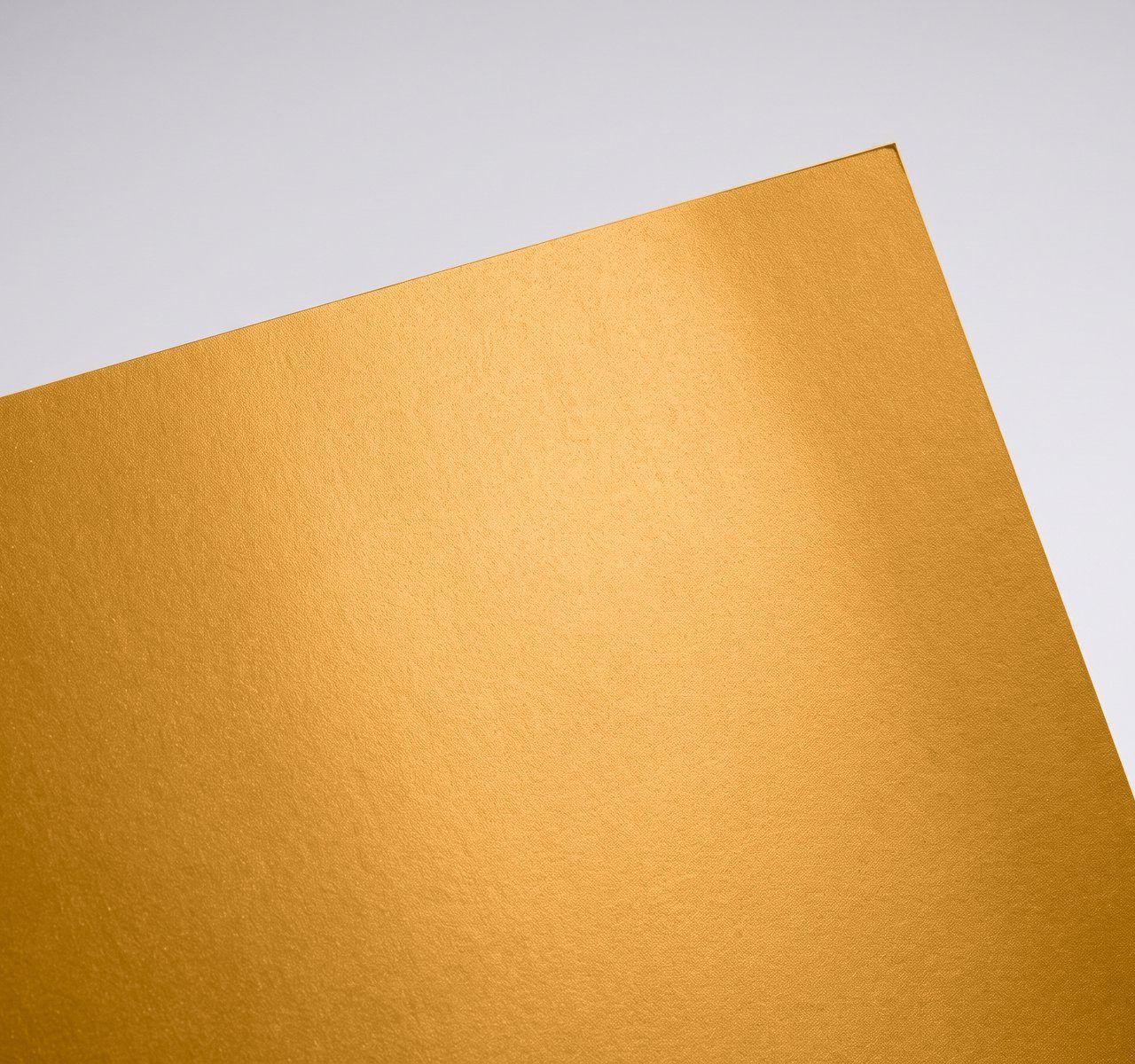Gmund Gold Value, Value, Metallic gold face (from smooth lustre to coarse glitter-like pigment in Shimmer and Breeze); matt, sometimes strongly coloured back paper swatch