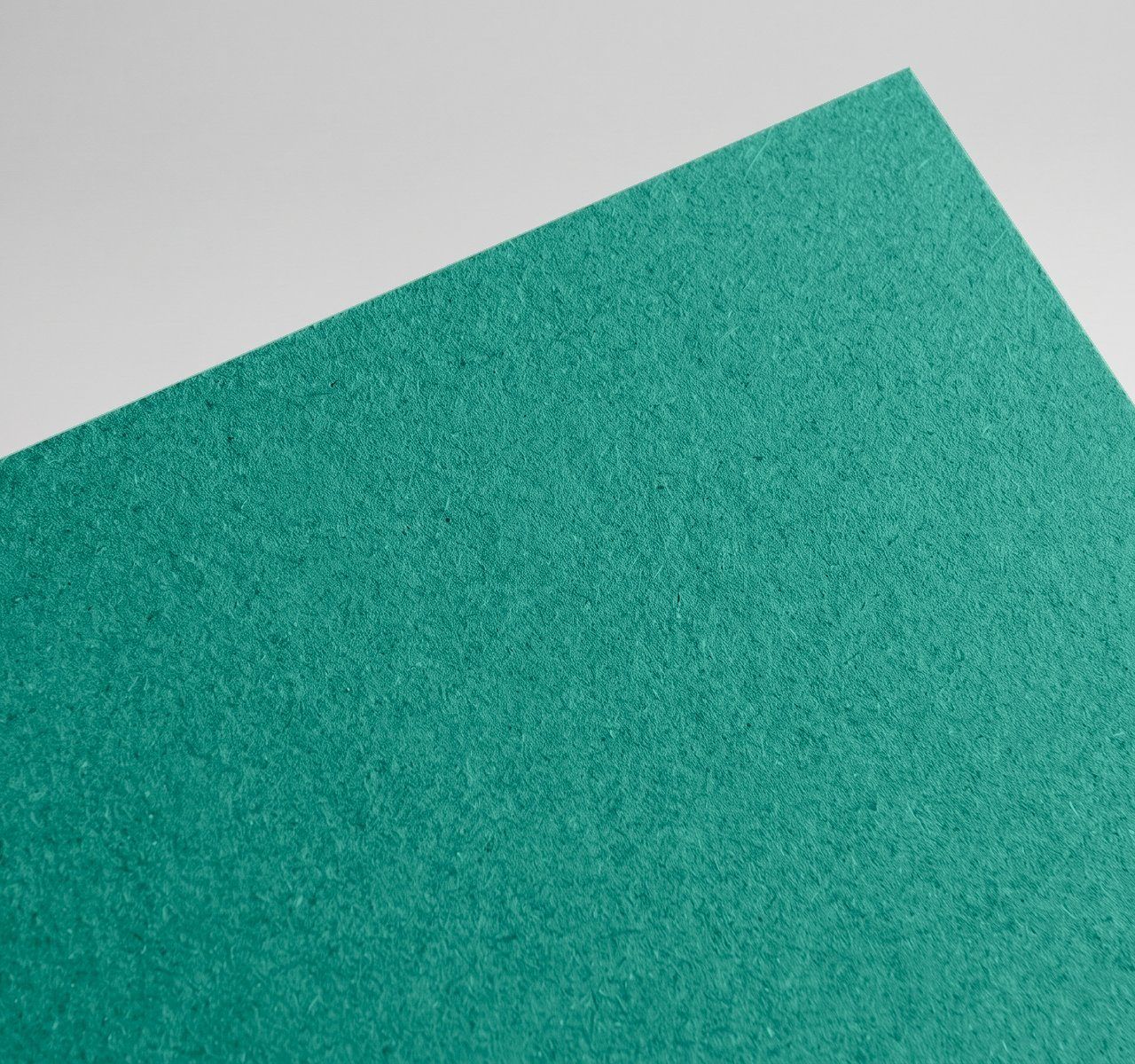 Gmund Les Naturals Emeraude, Emeraude, Rough, toothy recycled board with natural multicoloured inclusions paper swatch