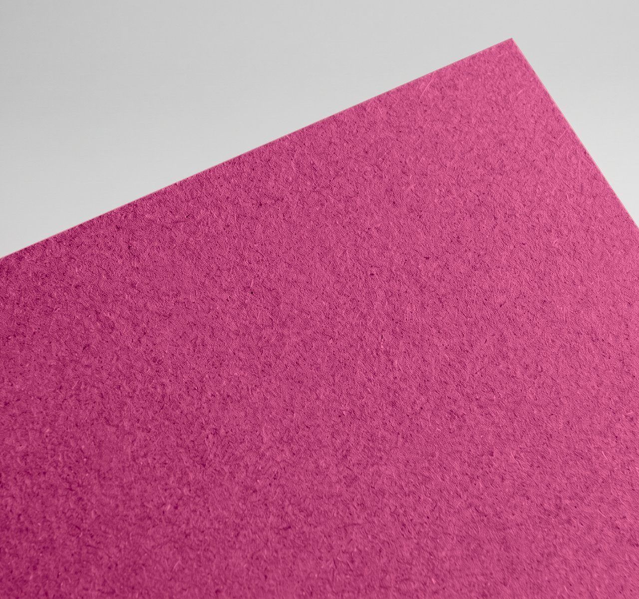 Gmund Les Naturals Rubis, Rubis, Rough, toothy recycled board with natural multicoloured inclusions paper swatch