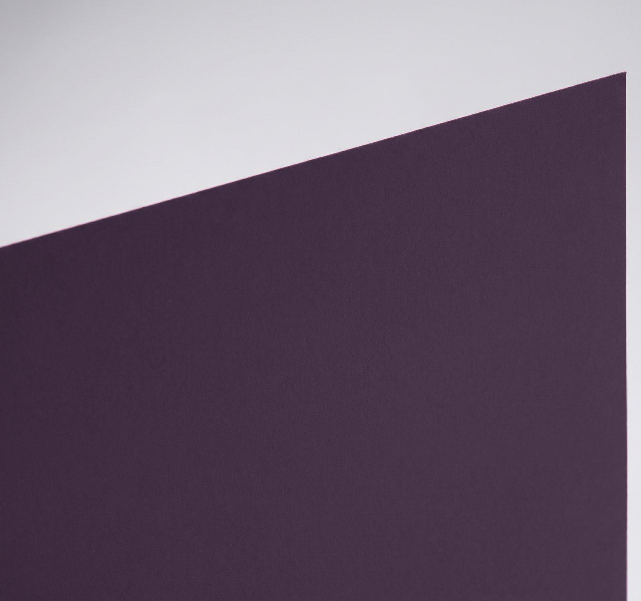 Plike New Purple, New Purple, Soft-touch, rubber-like ("plastic-like") hyper-matt coated surface; very low reflectance paper swatch
